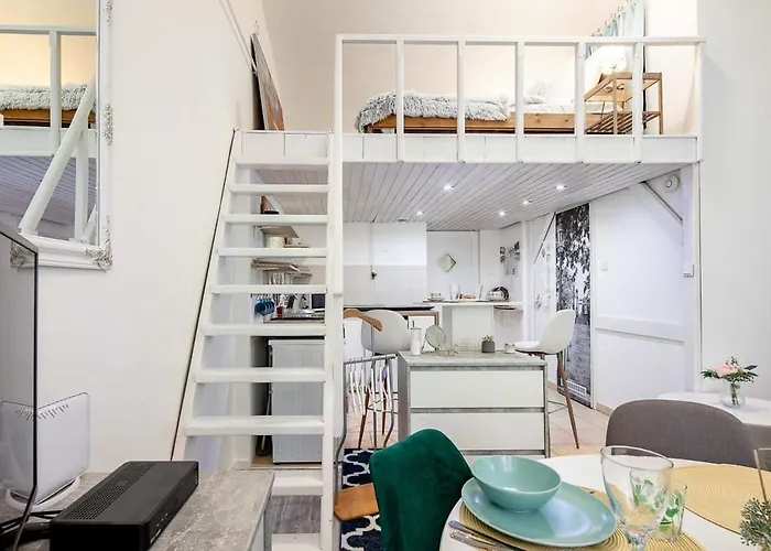 Charming Cozy Downtown Heaven For 2
