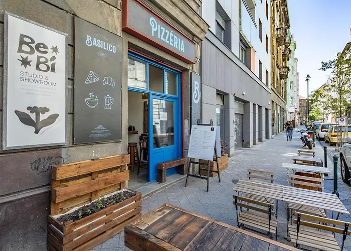 Charming Cozy Downtown Heaven For 2